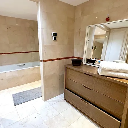 Pierre Charron C شقة باريس